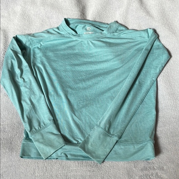 Runway Moisture Wicking Long Sleeve Shirt Size 6-7 - Picture 1 of 5